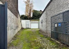 3 Garages dans cour sécurisée.